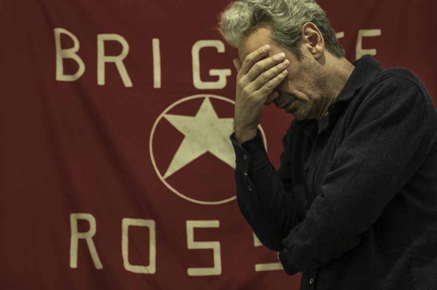 “Esterno notte”: un rosso che si tinge di nero – RECENSIONE